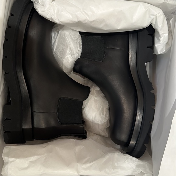 Brand new Bottega Veneta military Lug ankle boot in black in size 38.5 - Picture 2 of 6